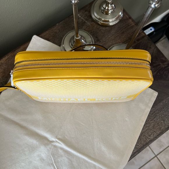 💛💛 beautiful Michael kors crossbody 💛💛 - Picture 6 of 7